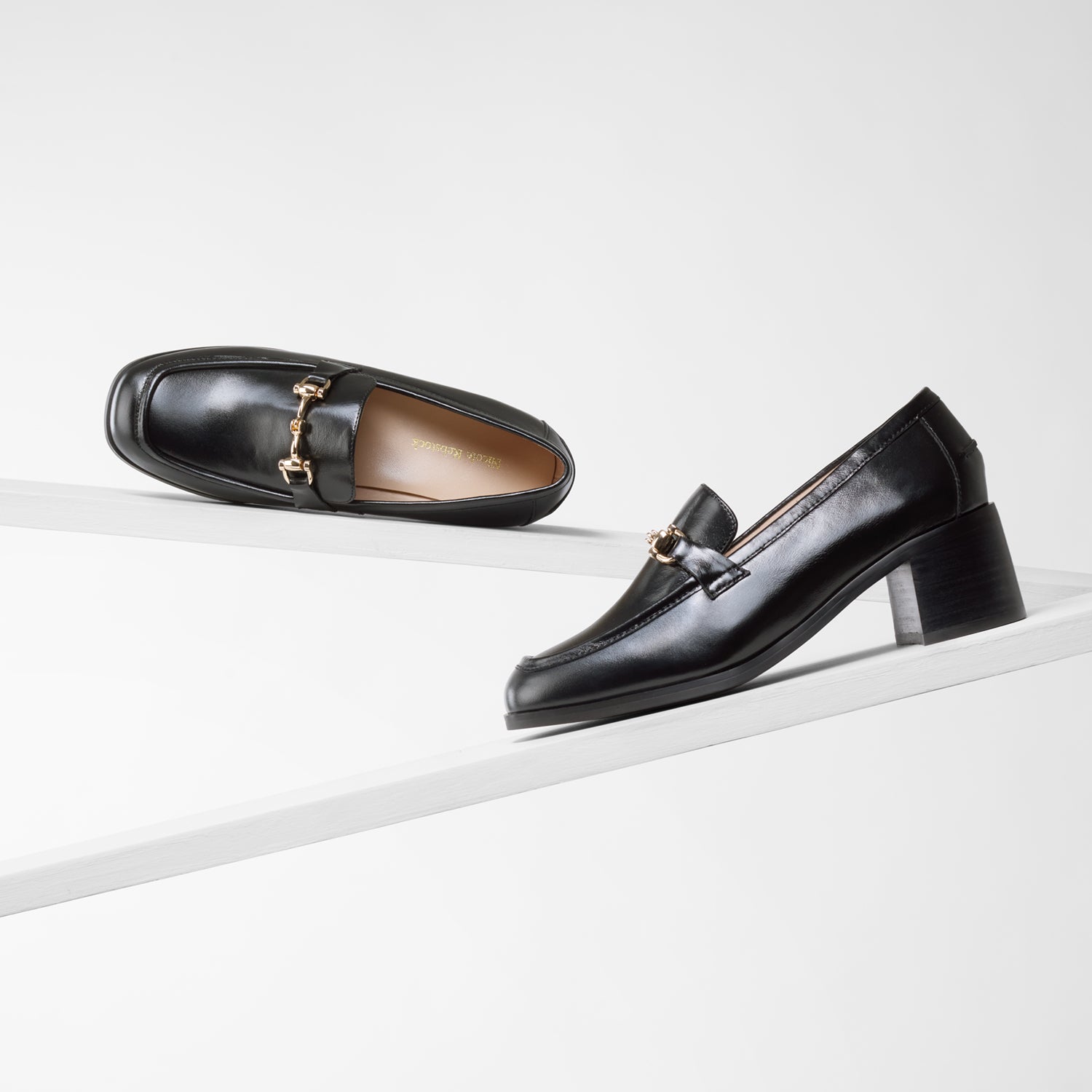 Bremen loafer in black leather with 4.5cm heel. Gold metal hardware.