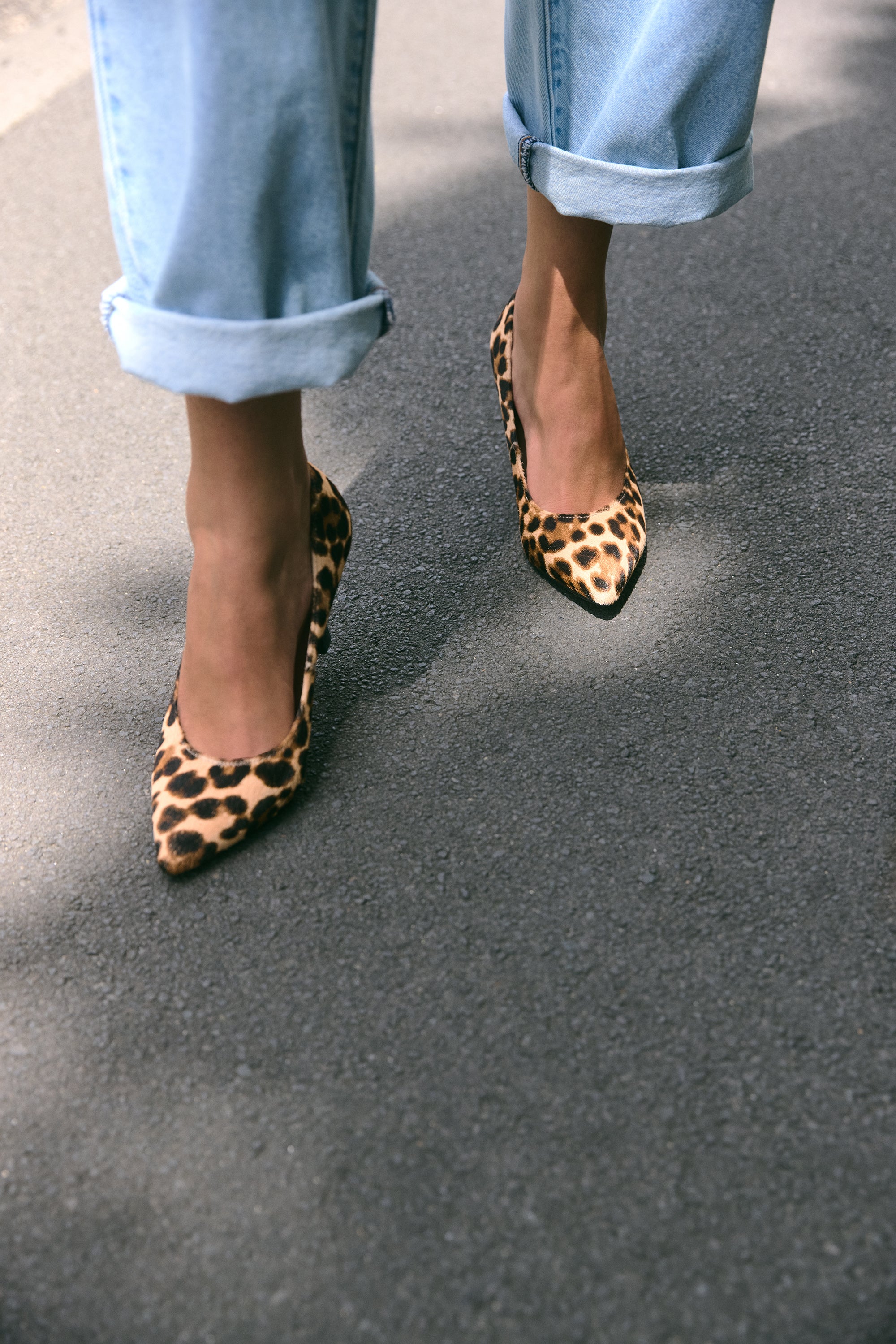 Leopard print pointed pumps called Lisbon. Worn by woman.