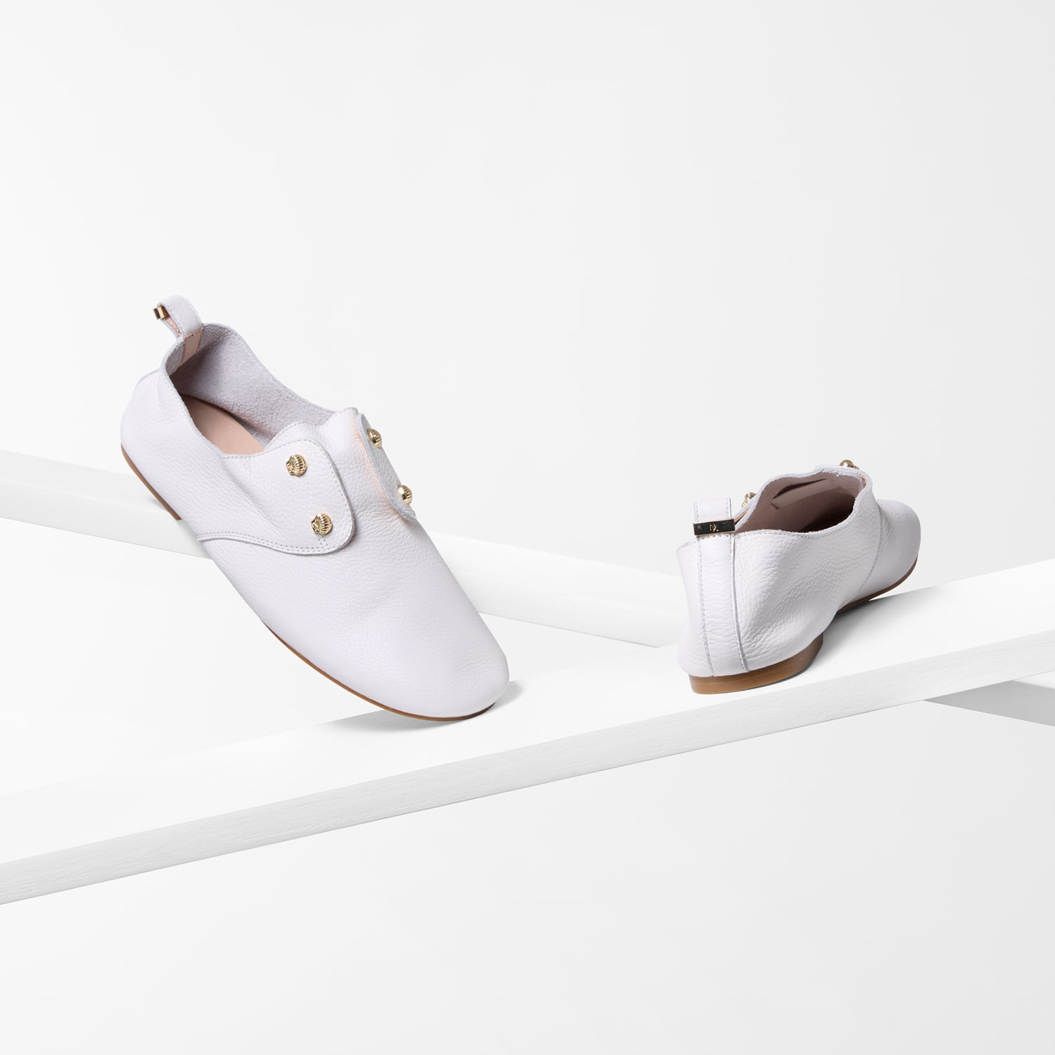 Xeno Flat | White Pebble Leather