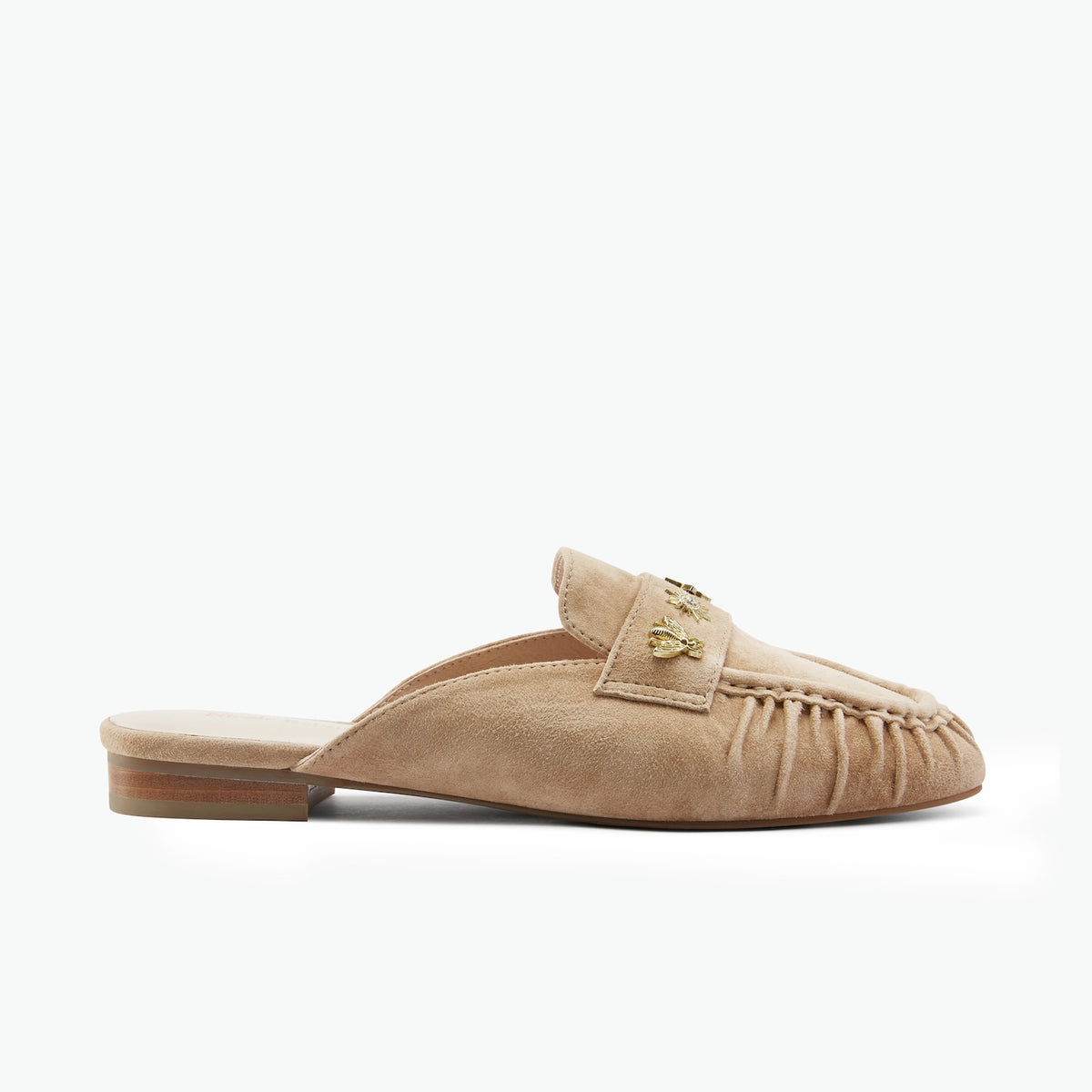 Flat mule loafer with gathered beige suede leather around the tongue and gold studs. 2cm heel. By Nicole Rebstock
