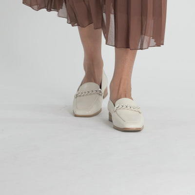 Video of Kendall loafers worn by model