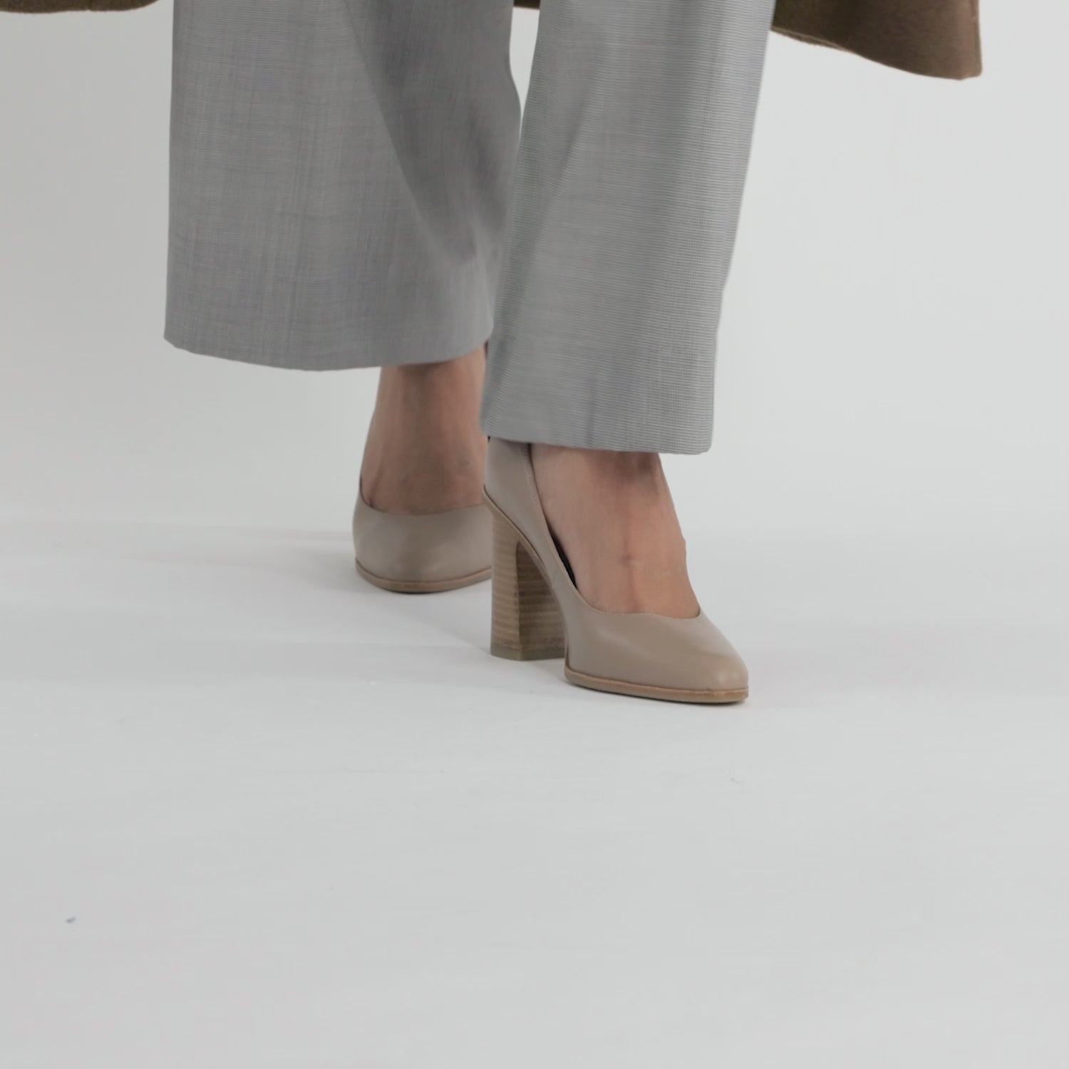 video of cassie pumps in neutral colour