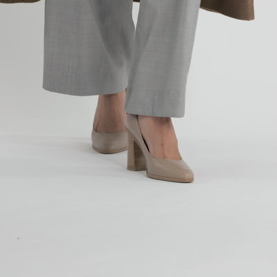 video of cassie pumps in neutral colour