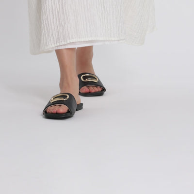 Video of model wearing Freya black slide