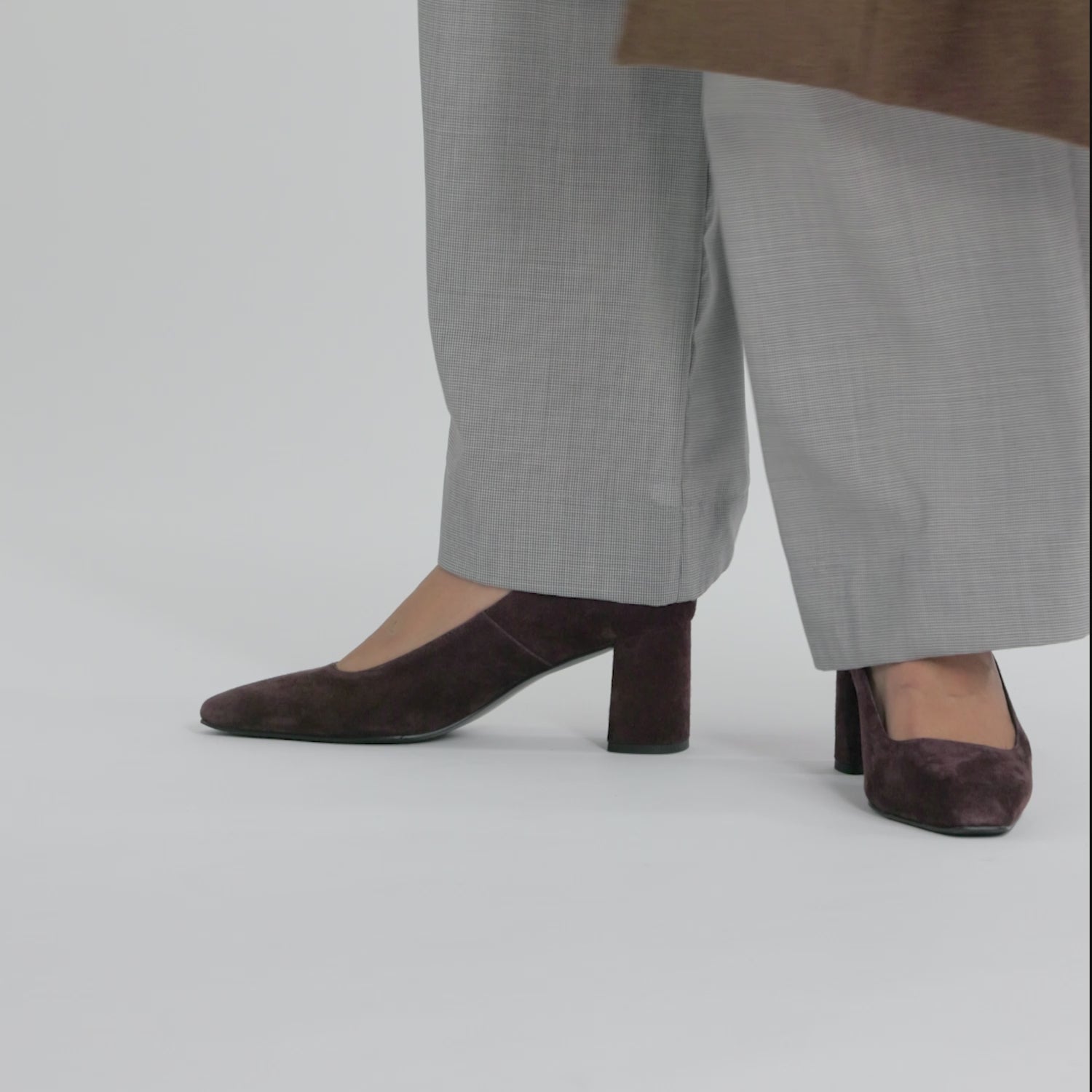 Video of model wearing choc cherryIsa pumps.