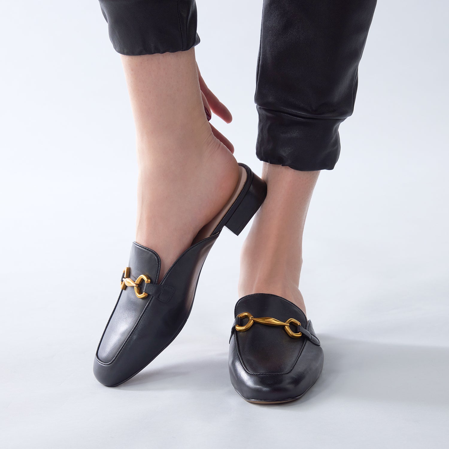 Ava Flat Mule 25mm | Black leather