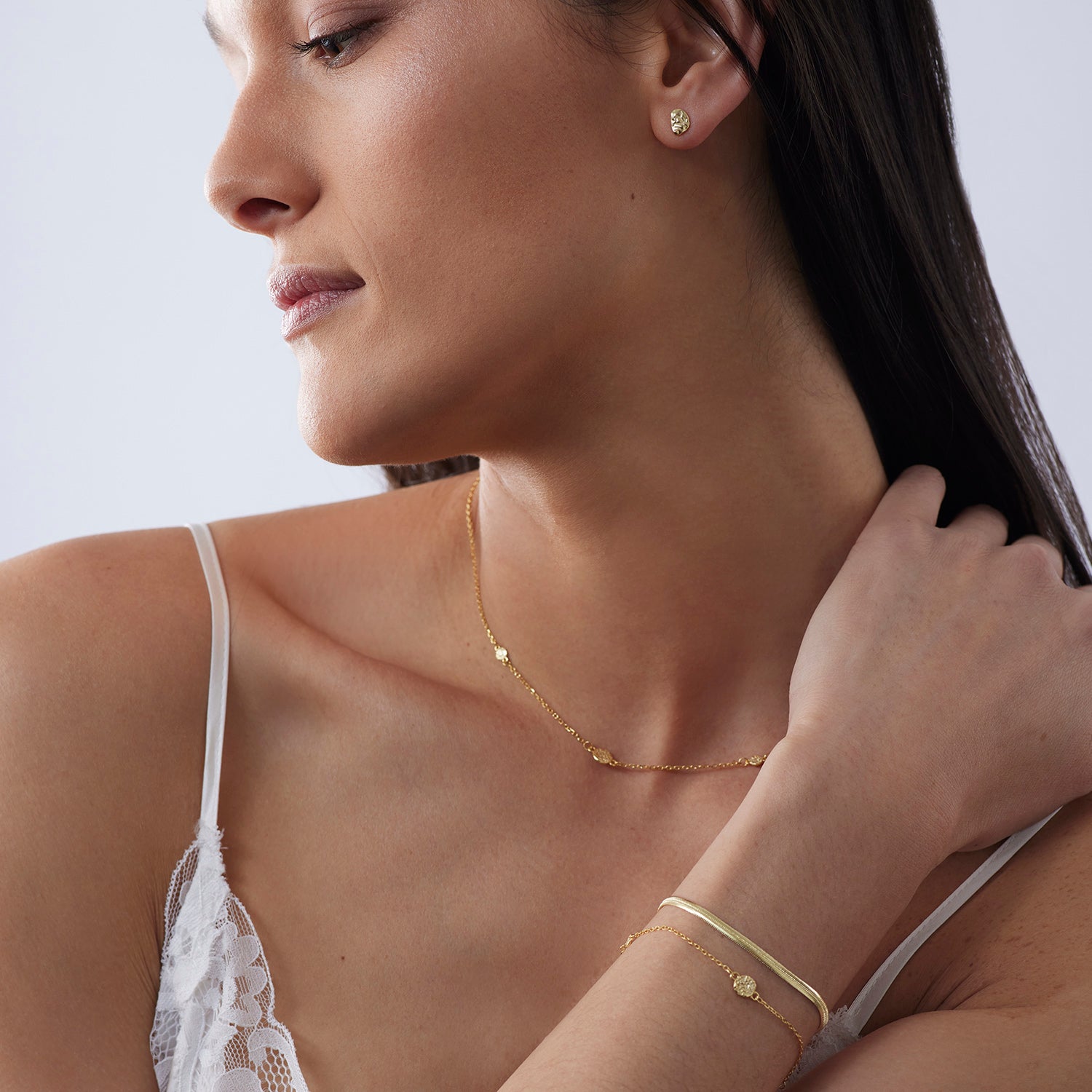 Delicate Molten Medallion Choker | gold